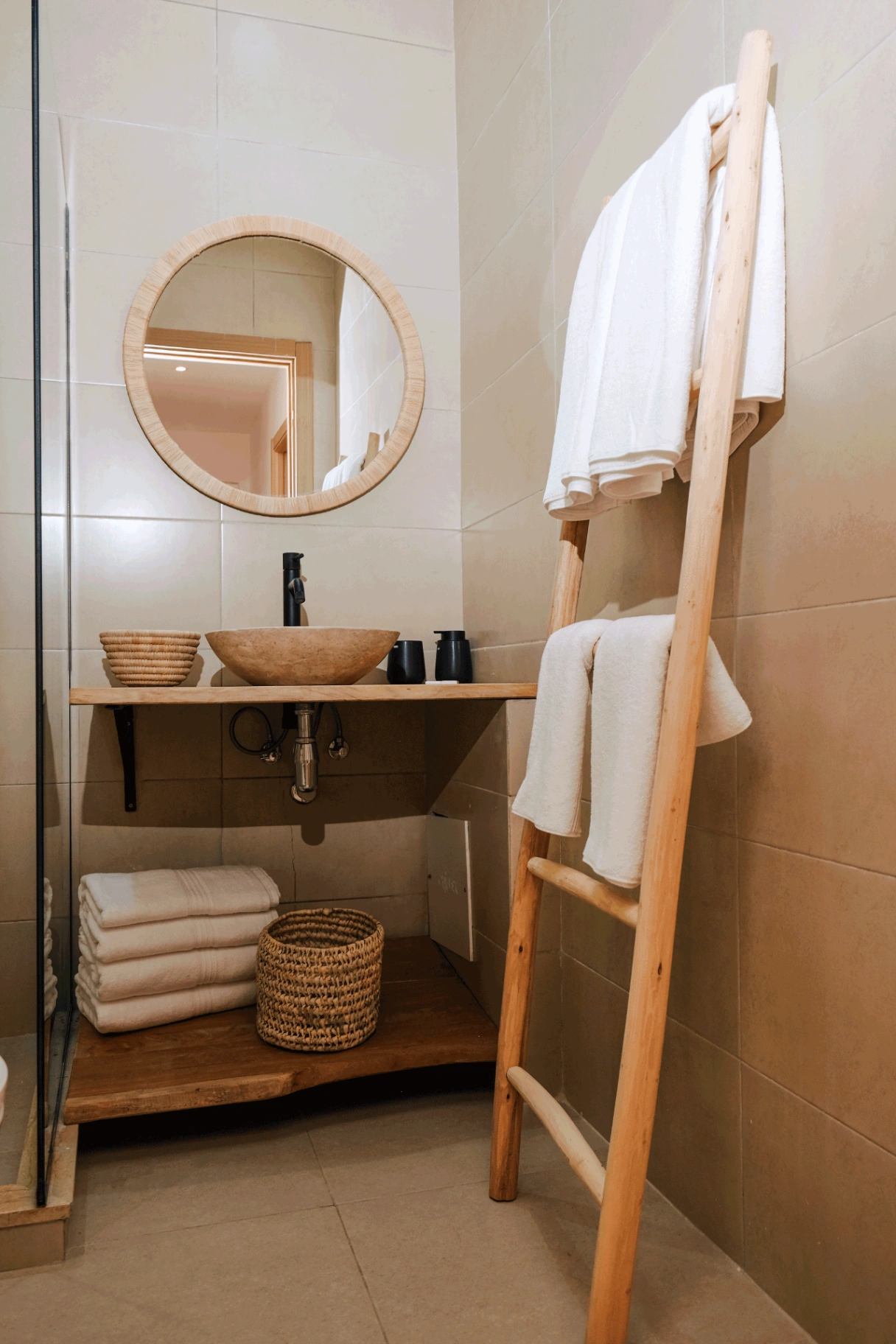 Salle de bain moderne avec vasque en pierre et échelle en bois