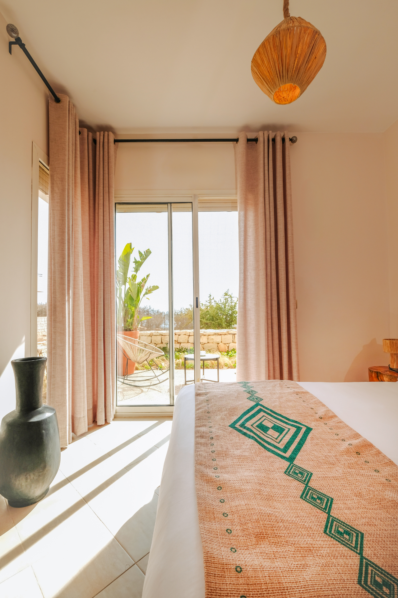 Intérieur salon avec tapis tissé et terrasse