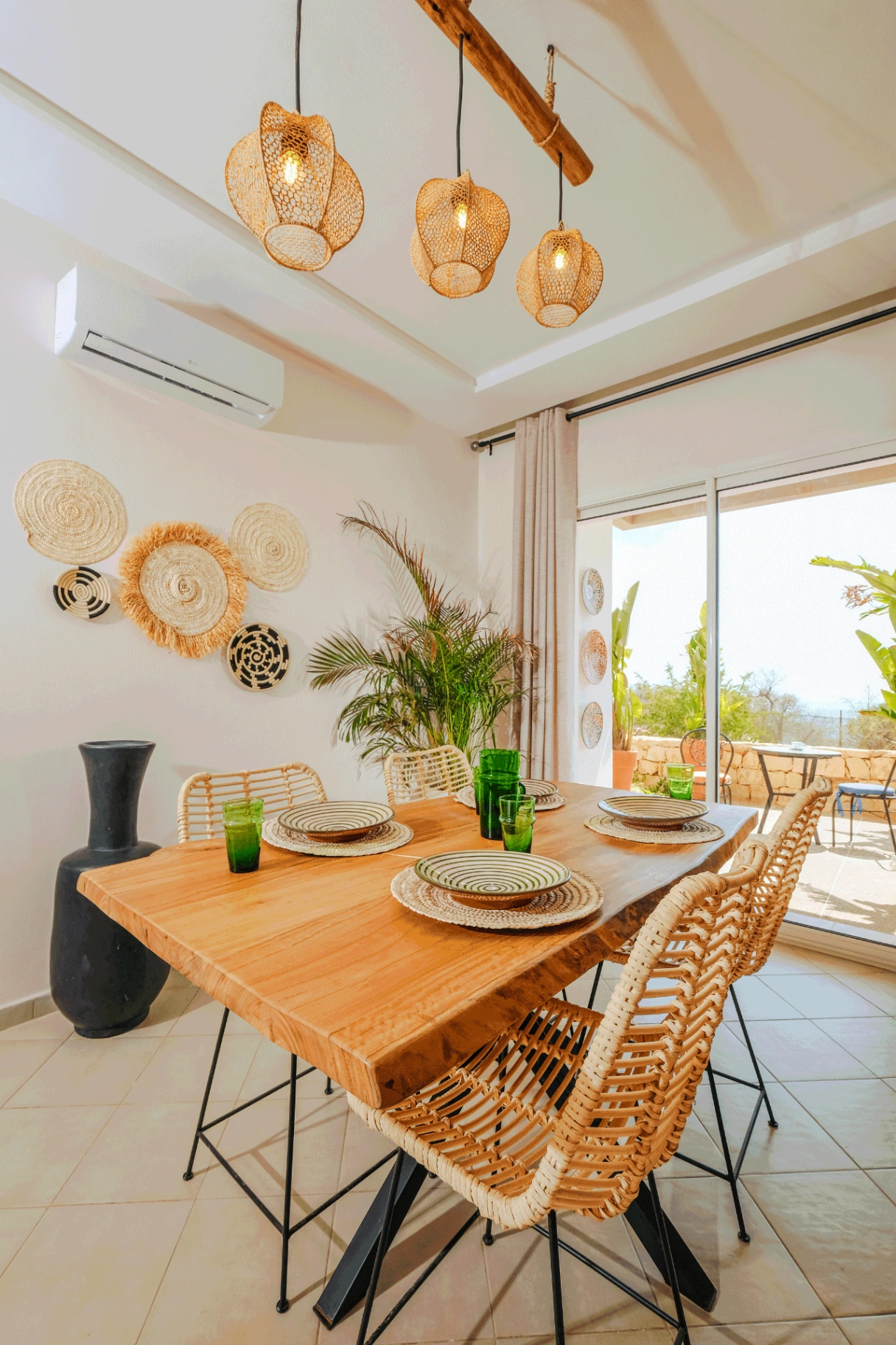 Salle à manger moderne avec éclairage naturel et vue sur terrasse