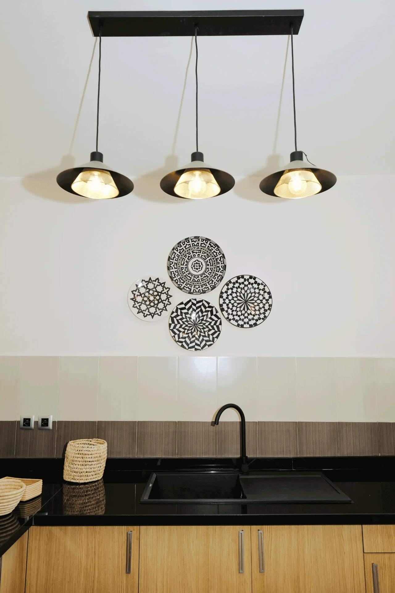 Cuisine moderne avec éclairage suspendu et décoration murale